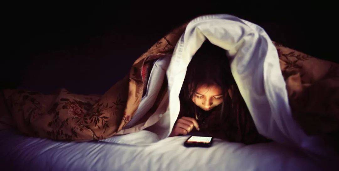 晚上短时间玩手机可能更易入睡?